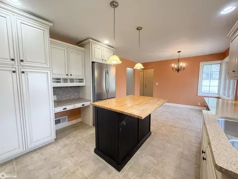 Kitchen - 715 4th Ave SE, Hampton, IA 50441 photo 4 of 4