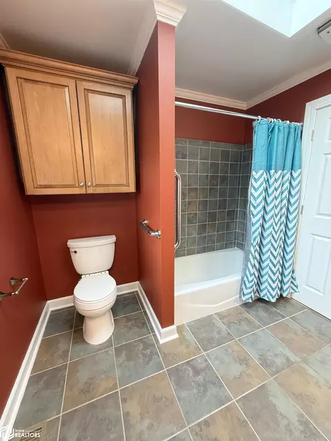Bath - 715 4th Ave SE, Hampton, IA 50441 photo 2 of 5