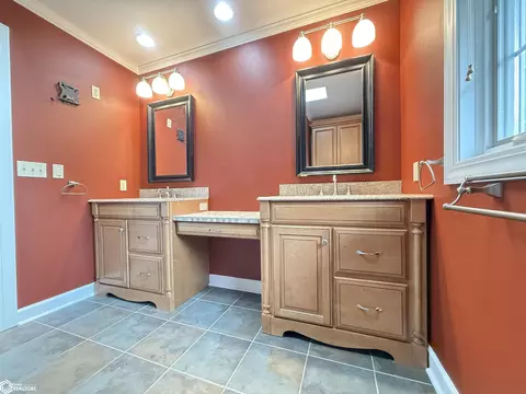 Bath - 715 4th Ave SE, Hampton, IA 50441 photo 3 of 5