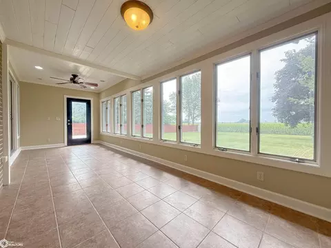 Exterior - 715 4th Ave SE, Hampton, IA 50441 photo 5 of 8