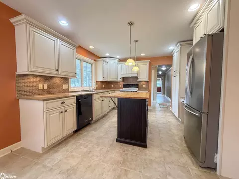 Kitchen - 715 4th Ave SE, Hampton, IA 50441 photo 2 of 4