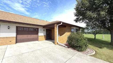 905 Briarcliff Cir, Mason City, IA 50401