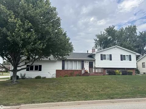 802 Henry Dr, Marshalltown, IA 50158