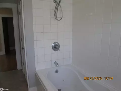 Bath - 409 E 7th St, Atlantic, IA 50022 photo 2 of 3