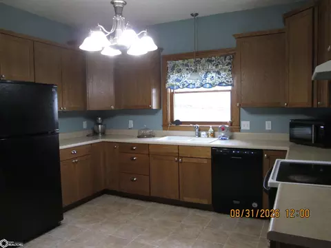 Kitchen - 409 E 7th St, Atlantic, IA 50022 photo 4 of 4