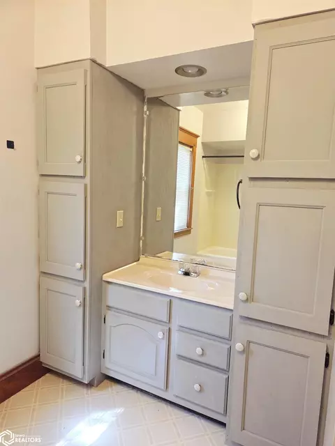 Bath - 2155 Benson St, Weldon, IA 50264 photo 2 of 3