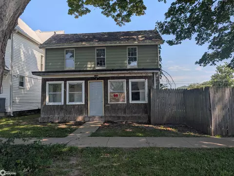 1104 S 10th St, Burlington, IA 52601