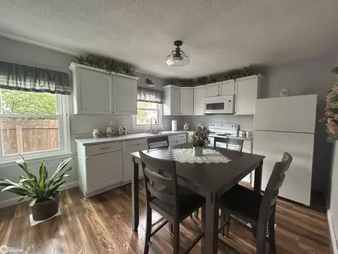Kitchen - 220 5th Ave NE, Hampton, IA 50441 photo 3 of 4