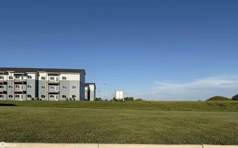 1233 N 18th St, Chariton, IA 50049