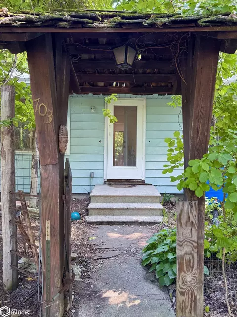 703 N 3rd St, Fairfield, IA 52556