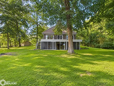 4 Birchwood Lake Dr, Ottumwa, IA 52501