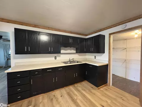 Kitchen - 405 E Pleasant, Cincinnati, IA 52549 photo 3 of 4