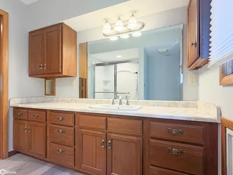 Bath - 9 19th Ave NE, Hampton, IA 50441 photo 2 of 3