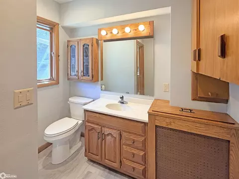 Bath - 9 19th Ave NE, Hampton, IA 50441 photo 1 of 3