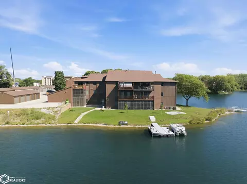 630 Briarstone Dr #6, Mason City, IA 50401