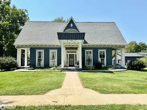 506 N 3rd St, Eddyville, IA 52553