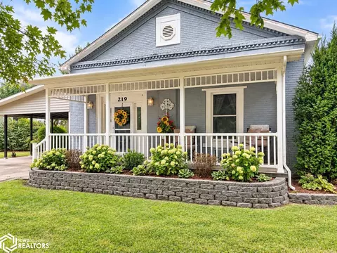 219 S 4th St, Wapello, IA 52653