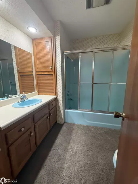 Bath - 367 210th St, Scranton, IA 51462 photo 2 of 3
