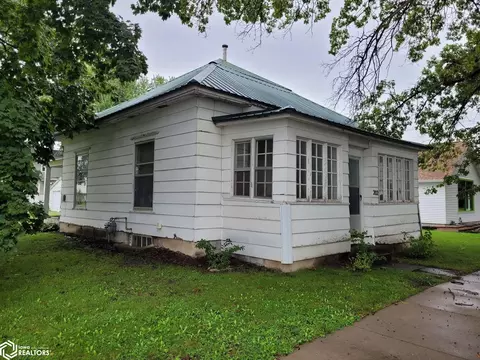202 E Jackson St, Sigourney, IA 52591