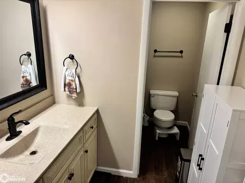 Bath - 355 N 17th St, Hamilton, IL 62341 photo 1 of 3