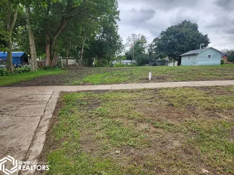 811 Summer St, Grinnell, IA 50112