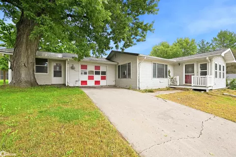 53 9th St, Woodbine, IA 51579