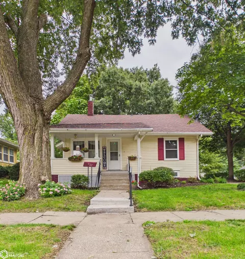 432 N 9th St, Oskaloosa, IA 52577