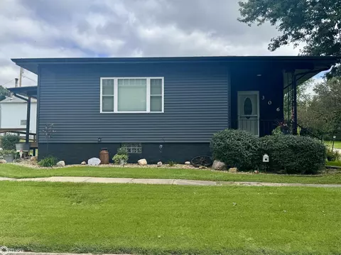 306 6th St, Victor, IA 52347