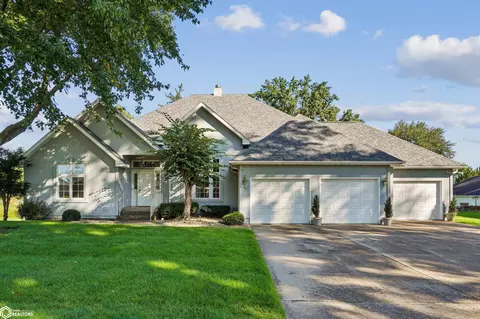 2 Old Colony Rd, Burlington, IA 52601