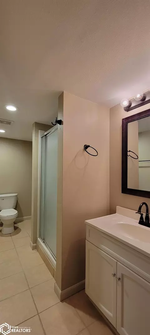 Bath - 1208 E State St, Algona, IA 50511 photo 3 of 4