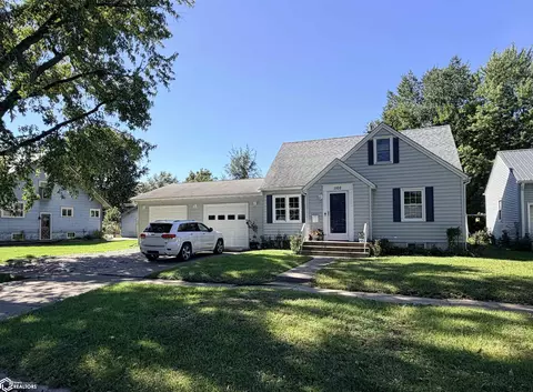 1102 S 4th St, Fairfield, IA 52556