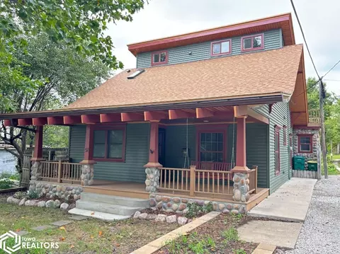 51 W Kirkwood Ave, Fairfield, IA 52556