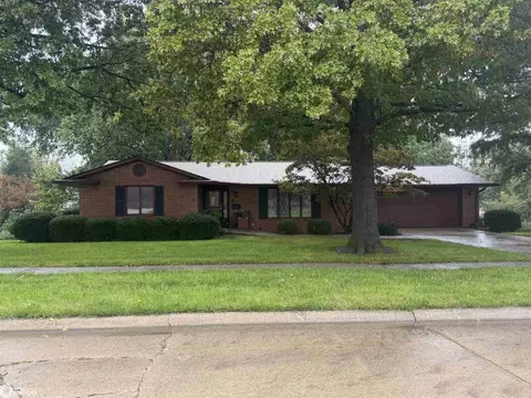 818 S 17th St, Centerville, IA 52544