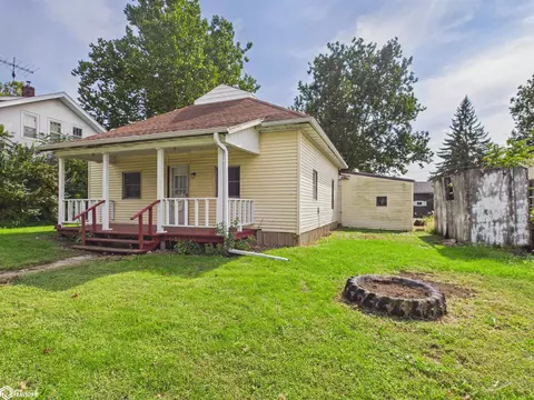 315 W Jackson St, Sigourney, IA 52591