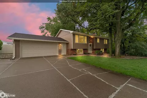 936 Shagbark Dr, Nevada, IA 50201
