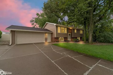 936 Shagbark Dr, Nevada, IA 50201