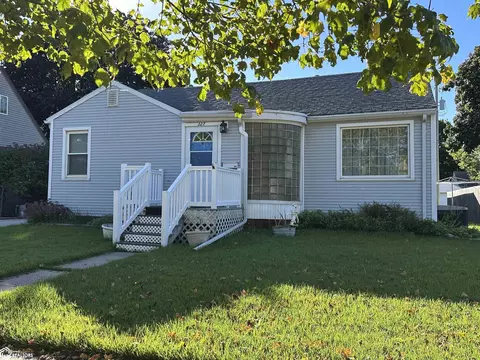 327 Lincoln Ave, Iowa Falls, IA 50126