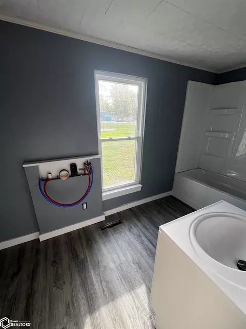 Bath - 1230 Laurel St, Hamilton, IL 62341 photo 2 of 2