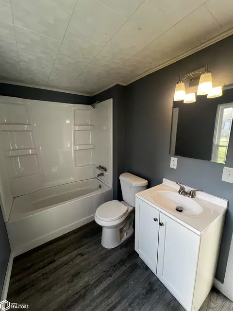 Bath - 1230 Laurel St, Hamilton, IL 62341 photo 1 of 2