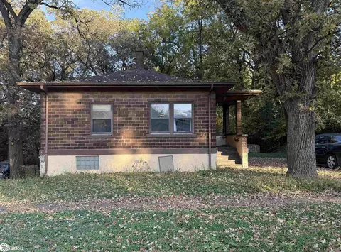 805 Elm Dr, Mason City, IA 50401