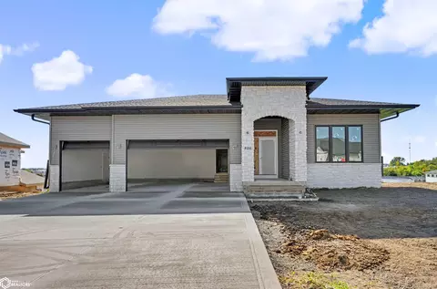 806 Woodside Dr, Marshalltown, IA 50158