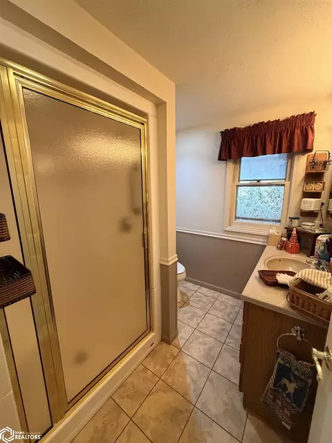 Bath - 401 12th Ave NW, Hampton, IA 50441 photo 2 of 4