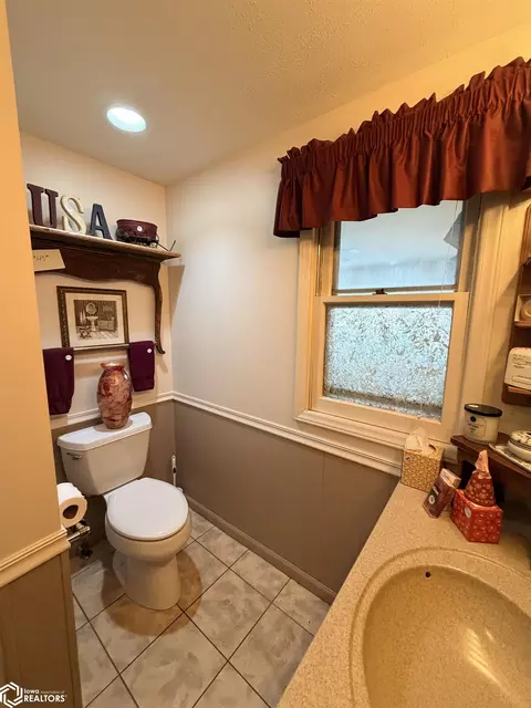 Bath - 401 12th Ave NW, Hampton, IA 50441 photo 3 of 4