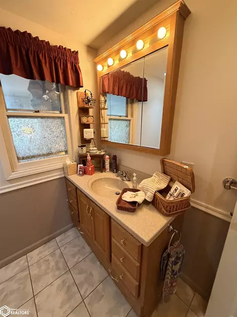 Bath - 401 12th Ave NW, Hampton, IA 50441 photo 4 of 4