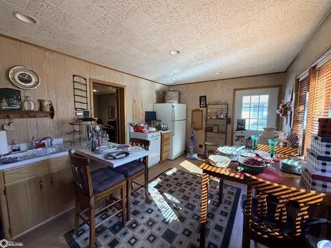 Kitchen - 401 12th Ave NW, Hampton, IA 50441 photo 4 of 4