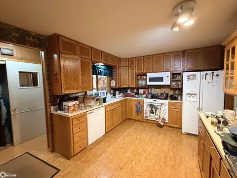 Kitchen - 401 12th Ave NW, Hampton, IA 50441 photo 1 of 4