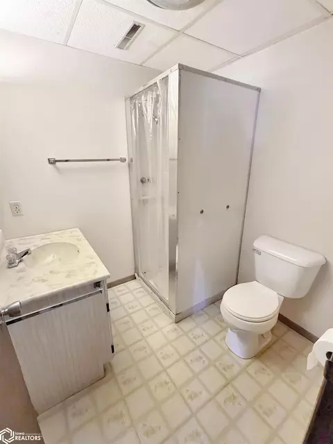 Bath - 208 1st Ave SE, Hampton, IA 50441 photo 5 of 5