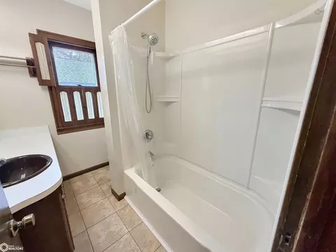 Bath - 208 1st Ave SE, Hampton, IA 50441 photo 3 of 5