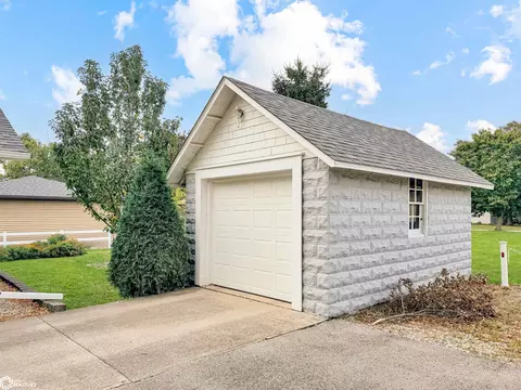 Exterior - 208 1st Ave SE, Hampton, IA 50441 photo 7 of 10