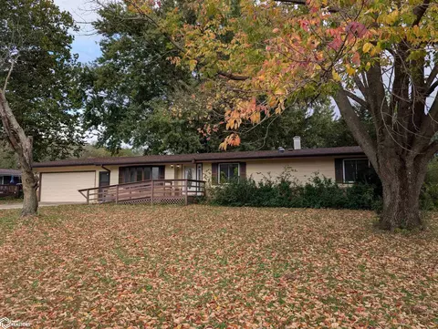 12068 Flint Valley Dr, Burlington, IA 52601